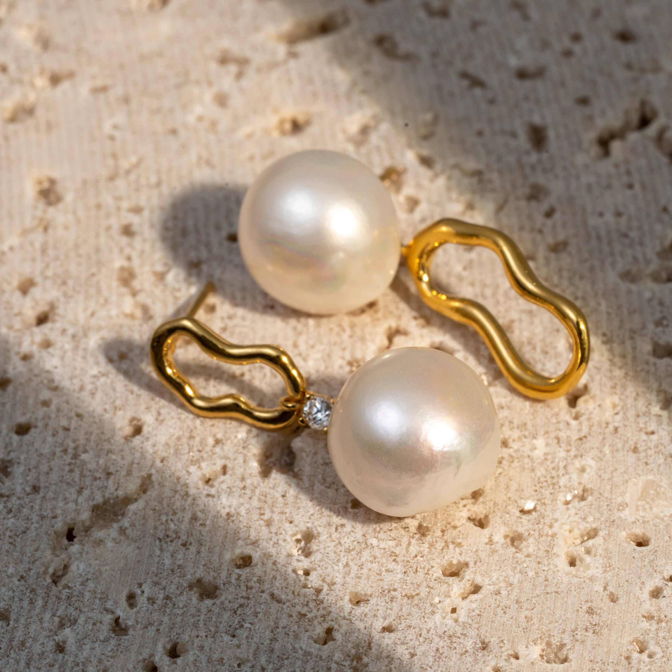 [Abstract] Asymmetric Freshwater pearls Earring