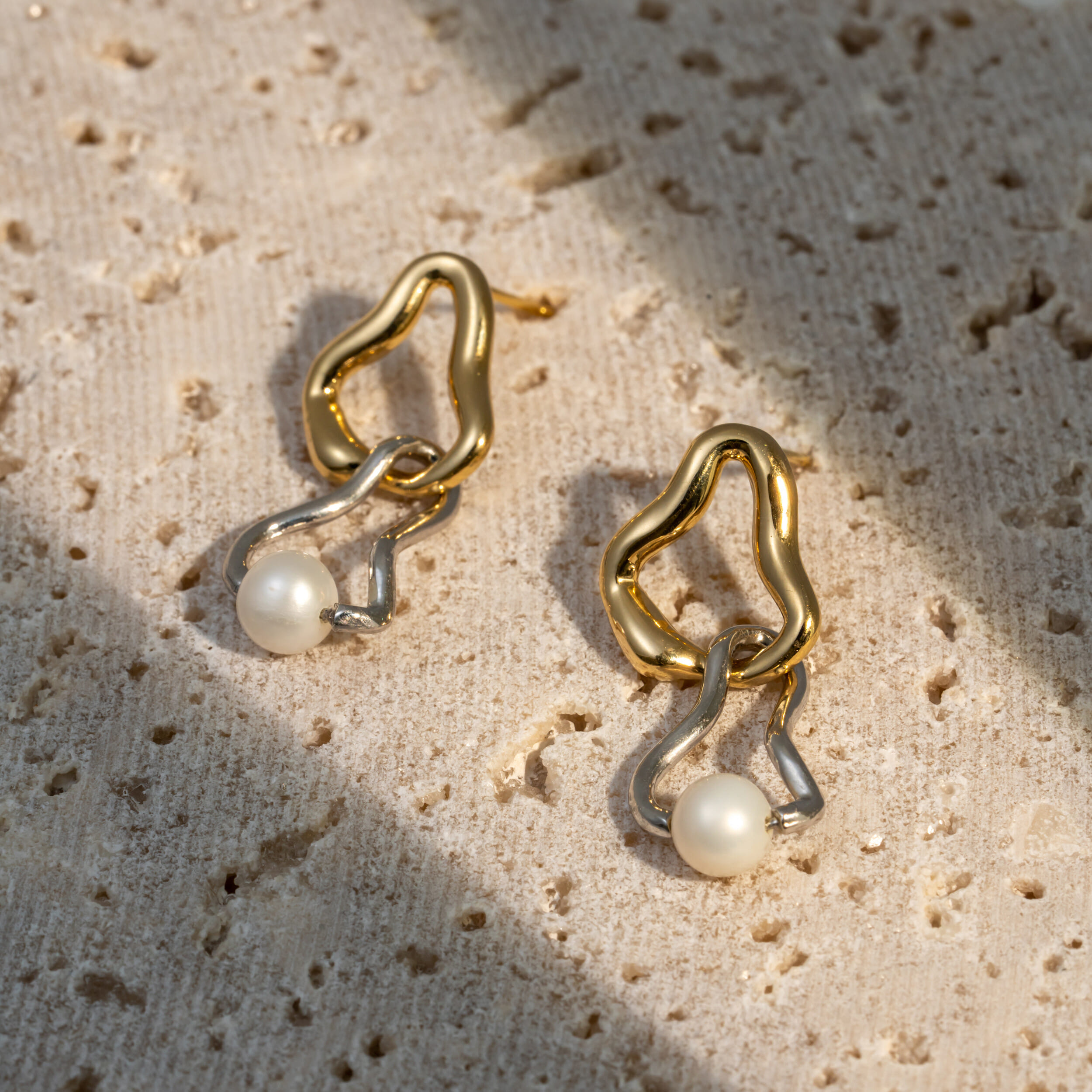 [Abstract] Two-toned Freshwater Pearls Dangle Earring